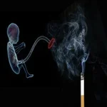 un feto aspirando el humo de un cigarrillo
